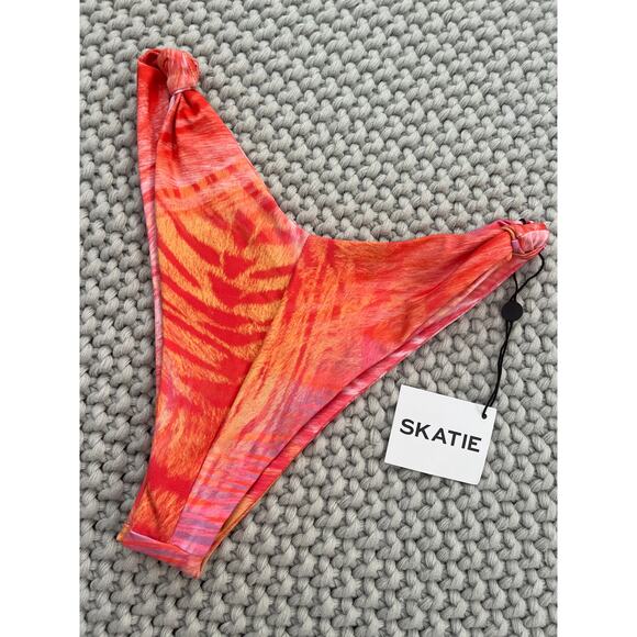 Skatie• ‘Suzanne’ Bikini Bottoms in MAKAHA - Picture 5 of 12